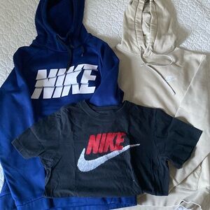 Nike bundle men’s small - 2 hoodies and 1 T-shirt all in EUC.